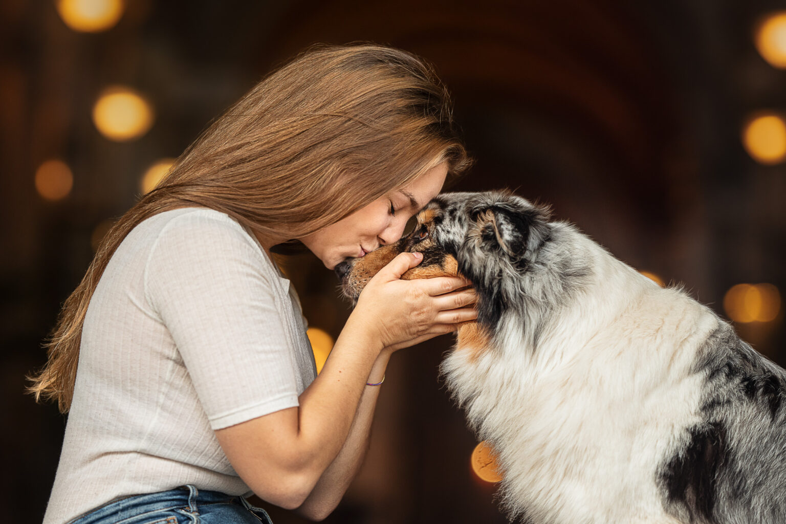 australianshepherd-portrait-mit-besitzerin